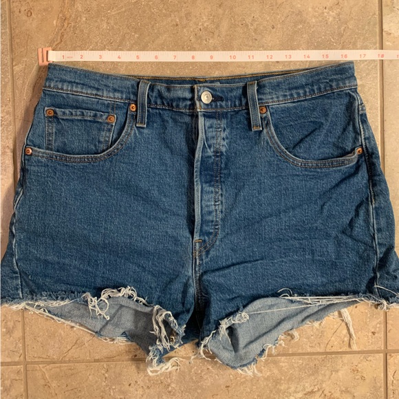 Levi’s Women’s 501 Original Shorts in Jive Stone Medium Blue Wash Denim Size 33 - Picture 5 of 11